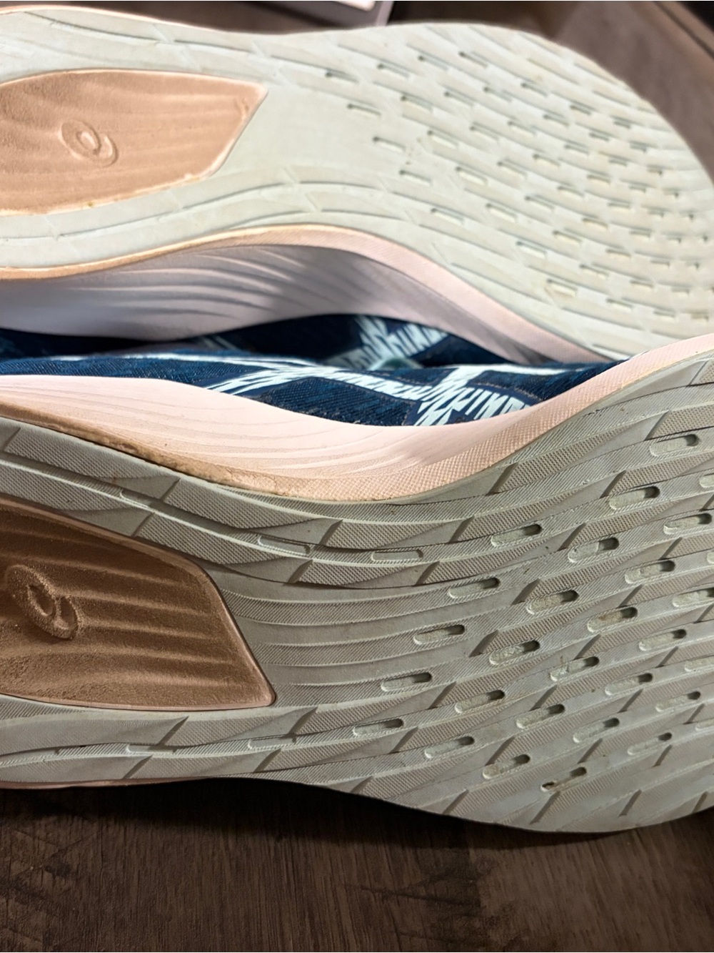 ASICS Magic Speed - Picture 3 of 4